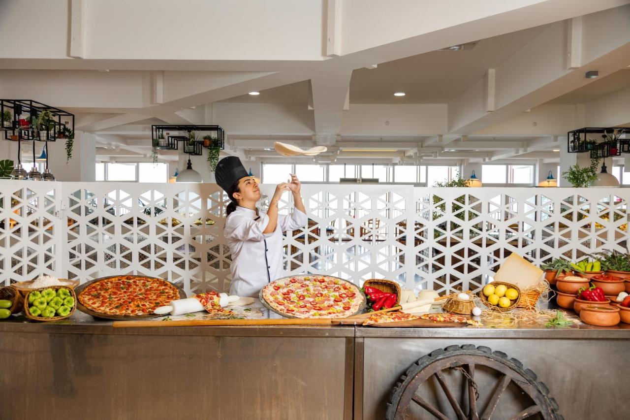 Aqi Hydros Club Hotel Kemer Exterior photo Chef preparing pizza at the buffet